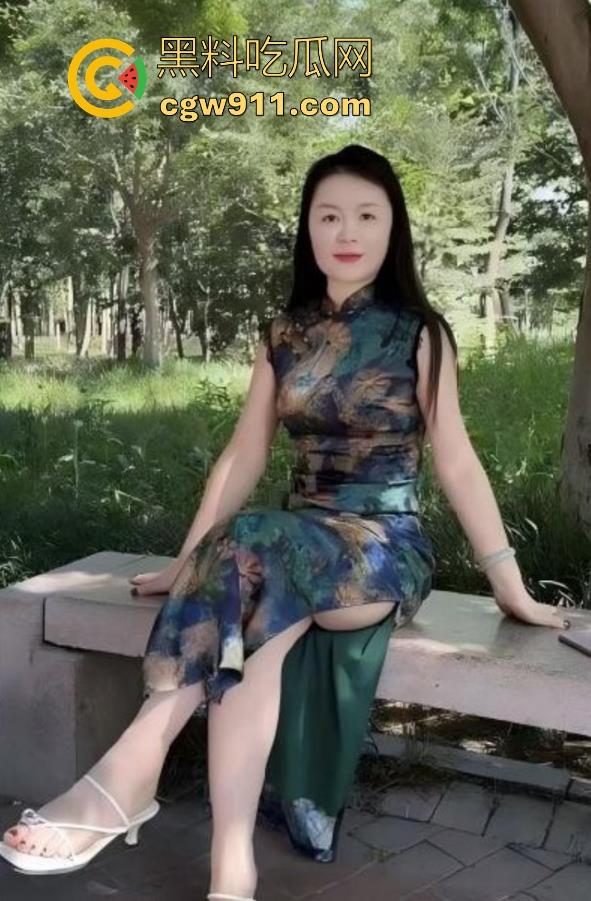 给网友直播暴操穿旗袍的嫂子,性感大奶陪肉丝,花式打桩猛插,内射后爽到兄弟直喊嫂子老婆!