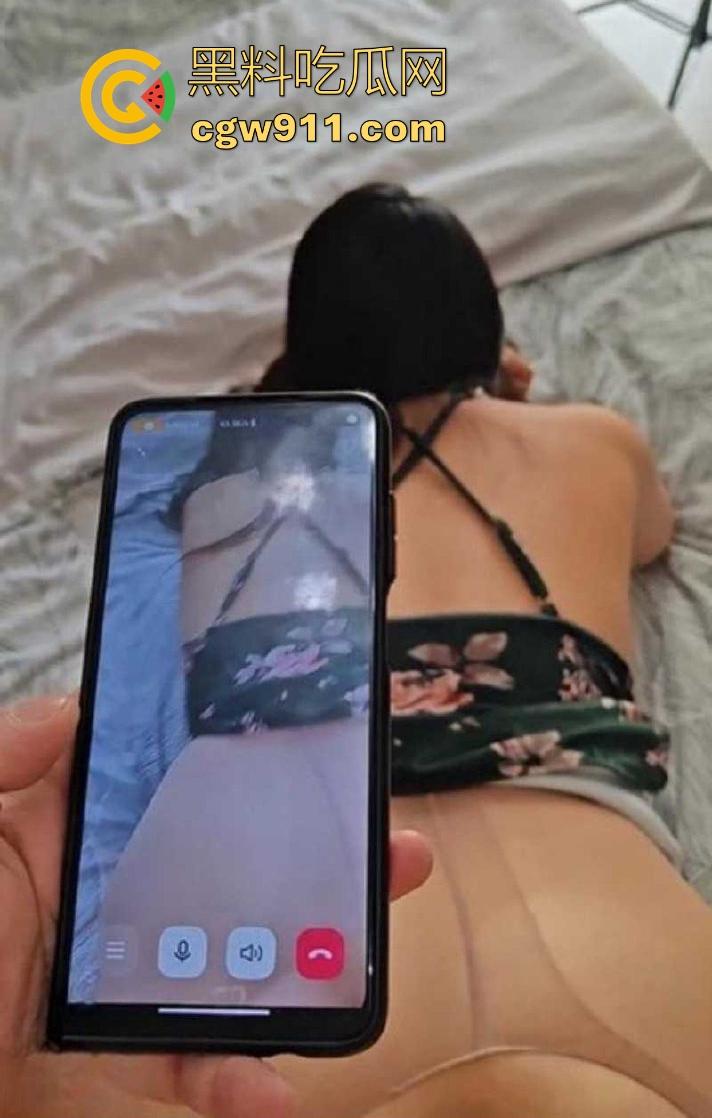 给网友直播暴操穿旗袍的嫂子,性感大奶陪肉丝,花式打桩猛插,内射后爽到兄弟直喊嫂子老婆!