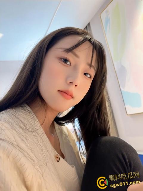 安徽清纯女友【宋薇薇】，清纯白月光床上母狗，丝巾蒙眼白丝制服，白嫩酮体露脸舔屌，后入骑乘无套猛操！