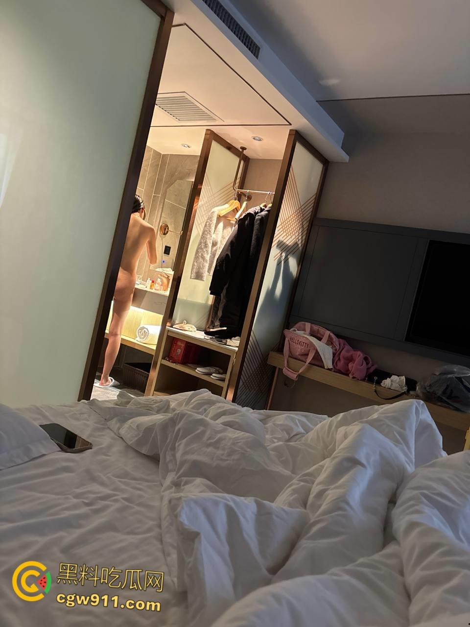 安徽清纯女友【宋薇薇】,清纯白月光床上母狗,丝巾蒙眼白丝制服,白嫩酮体露脸舔屌,后入骑乘无套猛操!