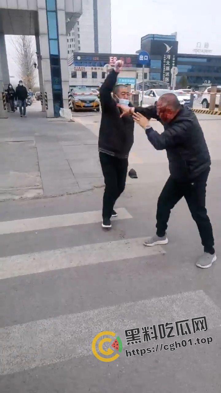 河北燕郊滴滴大战出租车!因为15元得单子出租车司机拿螺丝刀把滴滴司机脑袋捅烂 现场血腥画面流出