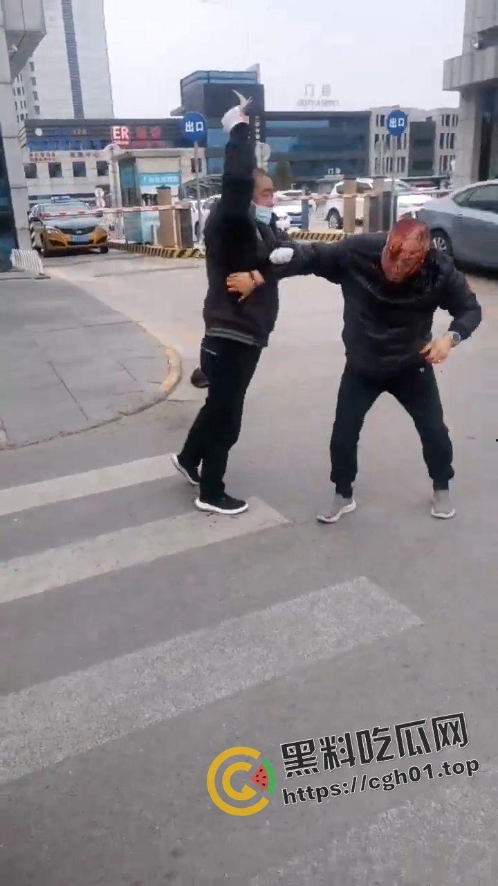 河北燕郊滴滴大战出租车!因为15元得单子出租车司机拿螺丝刀把滴滴司机脑袋捅烂 现场血腥画面流出