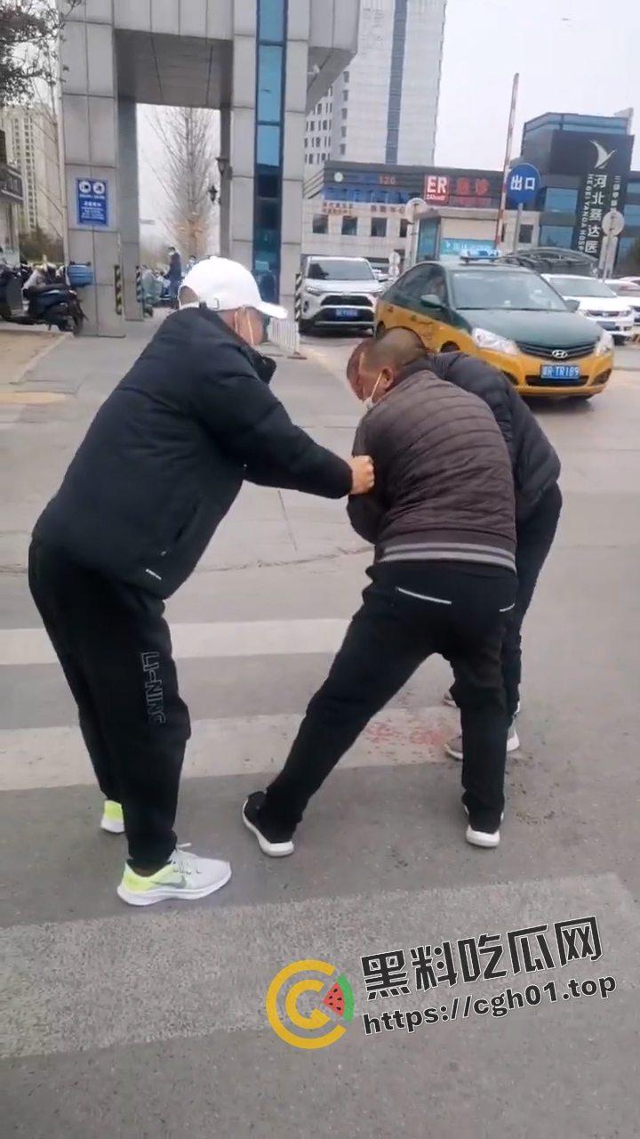 河北燕郊滴滴大战出租车!因为15元得单子出租车司机拿螺丝刀把滴滴司机脑袋捅烂 现场血腥画面流出