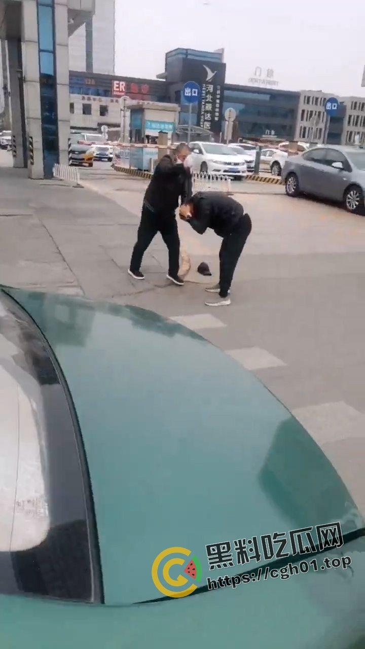 河北燕郊滴滴大战出租车!因为15元得单子出租车司机拿螺丝刀把滴滴司机脑袋捅烂 现场血腥画面流出