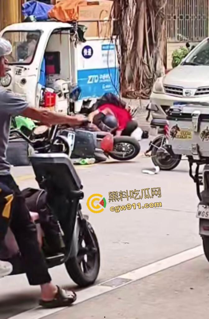 街头拳皇大乱斗！红衣大哥骂不礼让黑衣小伙，抱架姿势狂揍如游戏对决，观众看得血脉喷张却不了了之！