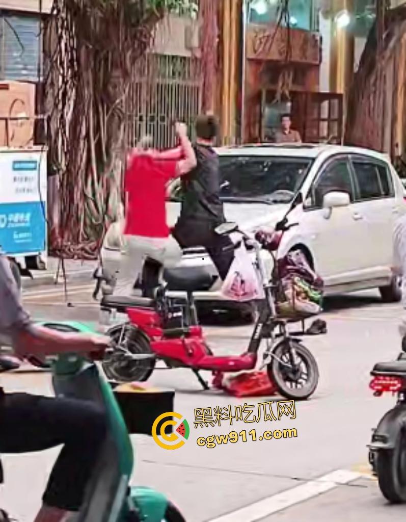 街头拳皇大乱斗!红衣大哥骂不礼让黑衣小伙,抱架姿势狂揍如游戏对决,观众看得血脉喷张却不了了之!