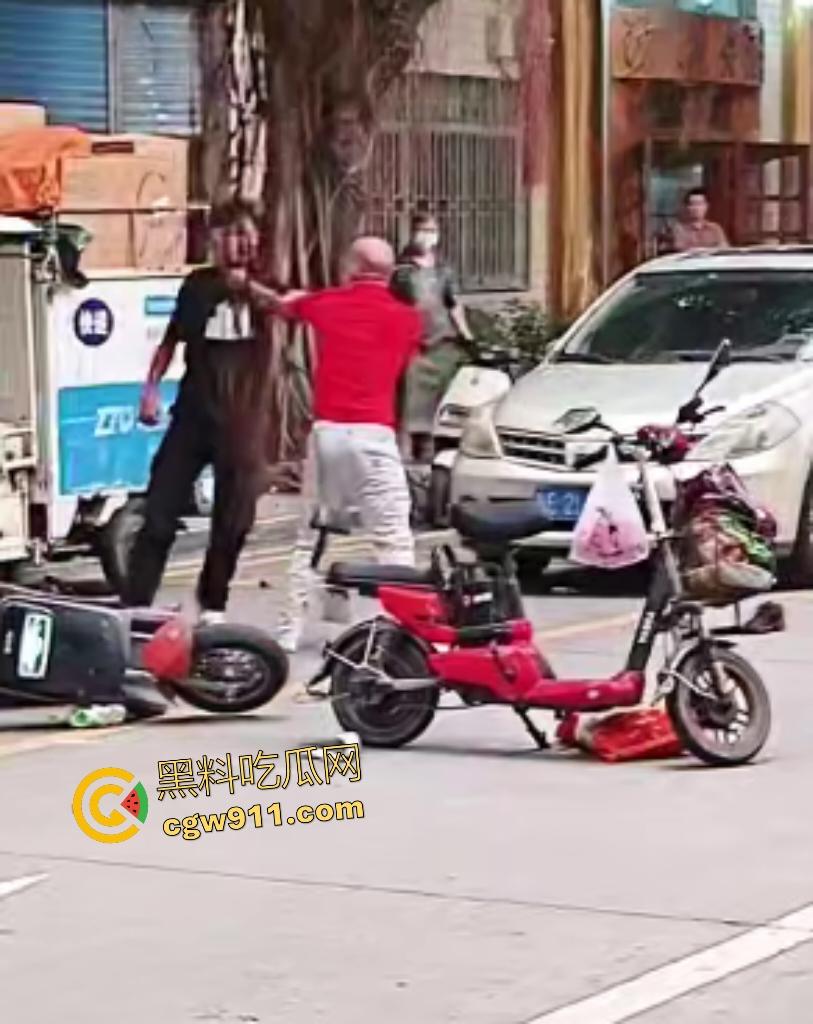 街头拳皇大乱斗!红衣大哥骂不礼让黑衣小伙,抱架姿势狂揍如游戏对决,观众看得血脉喷张却不了了之!