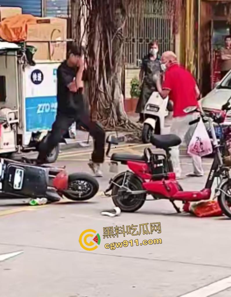 街头拳皇大乱斗!红衣大哥骂不礼让黑衣小伙,抱架姿势狂揍如游戏对决,观众看得血脉喷张却不了了之!