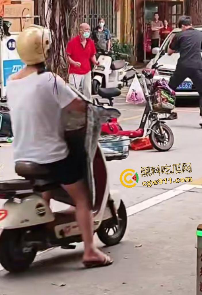 街头拳皇大乱斗!红衣大哥骂不礼让黑衣小伙,抱架姿势狂揍如游戏对决,观众看得血脉喷张却不了了之!