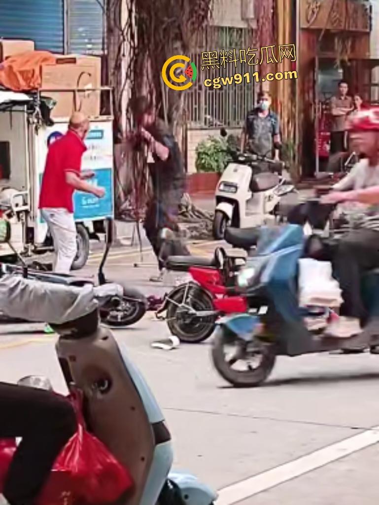 街头拳皇大乱斗!红衣大哥骂不礼让黑衣小伙,抱架姿势狂揍如游戏对决,观众看得血脉喷张却不了了之!