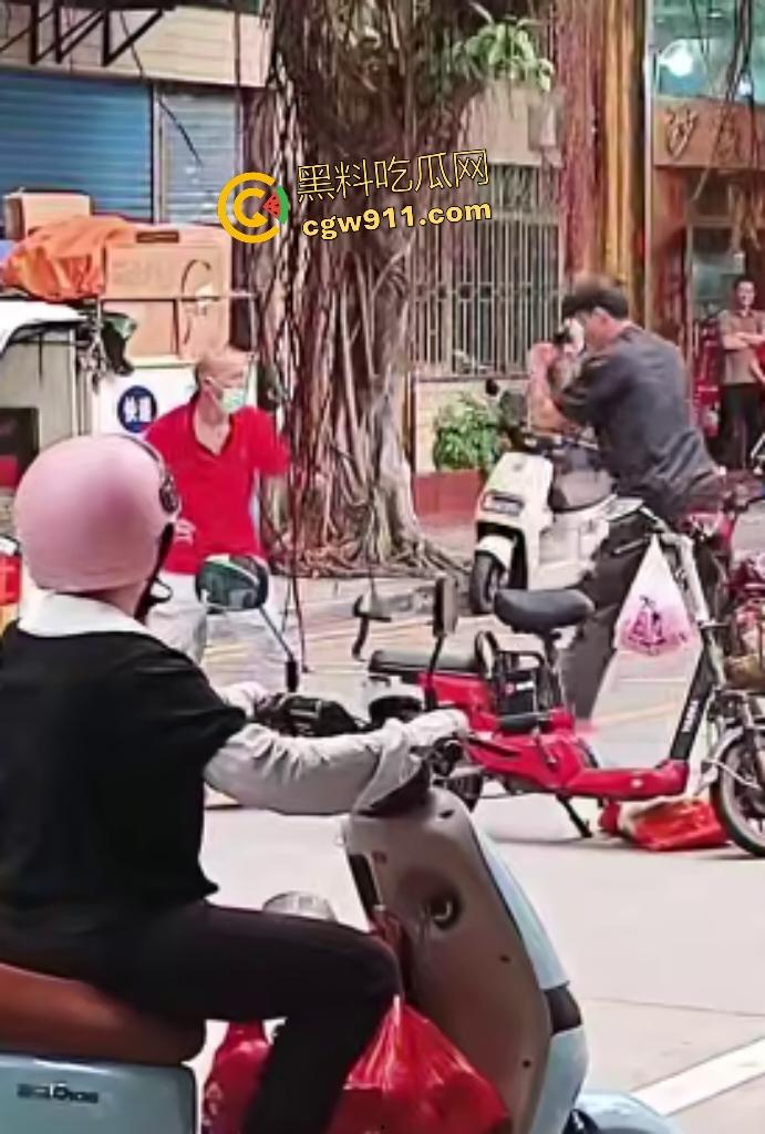 街头拳皇大乱斗!红衣大哥骂不礼让黑衣小伙,抱架姿势狂揍如游戏对决,观众看得血脉喷张却不了了之!