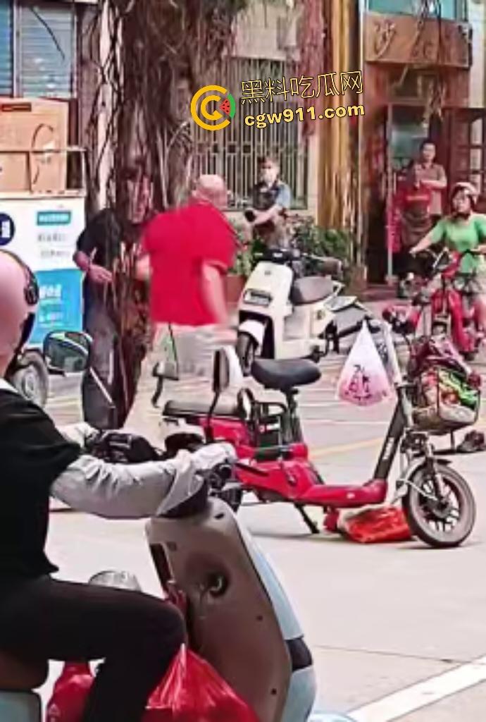 街头拳皇大乱斗!红衣大哥骂不礼让黑衣小伙,抱架姿势狂揍如游戏对决,观众看得血脉喷张却不了了之!