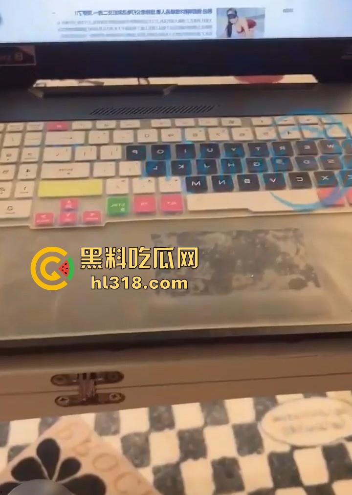 深夜电脑桌前享受乖女儿提供色情侍奉，体验巨乳女儿的全自动肉便器，每一帧都是精品！