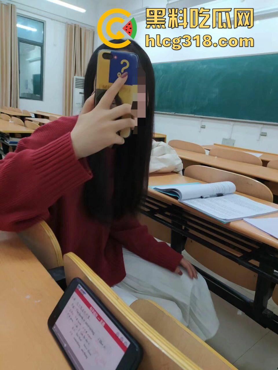 夏日午后，小日一下!反差眼镜妹小区长椅骑乘做爱，白裙诱惑激情开干，年轻人玩的真野啊！