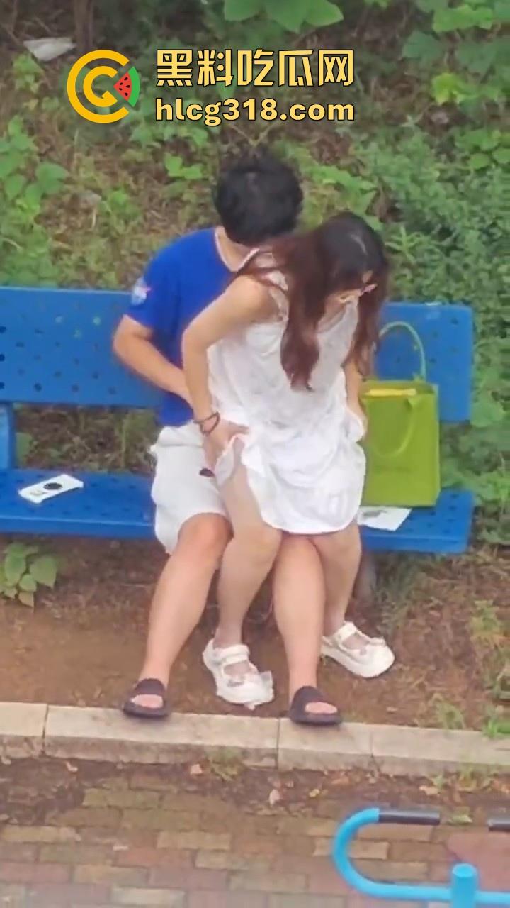 夏日午后,小日一下!反差眼镜妹小区长椅骑乘做爱,白裙诱惑激情开干,年轻人玩的真野啊!