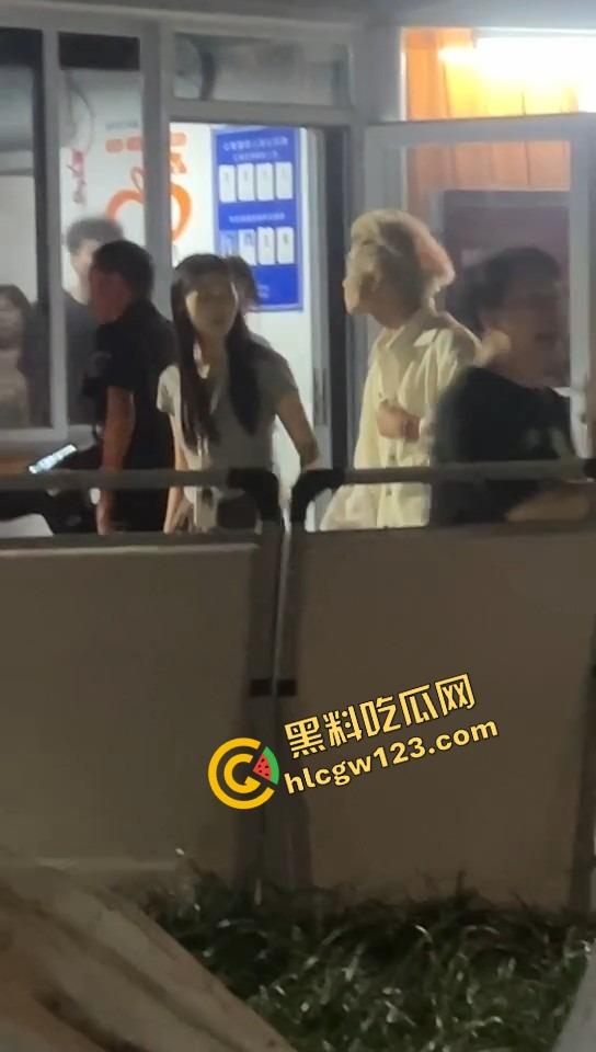 舔狗现世报,重庆小伙女友宿舍楼下偶遇女友出轨惨被当面打脸,感情不是你冲上去就能抢回来的!