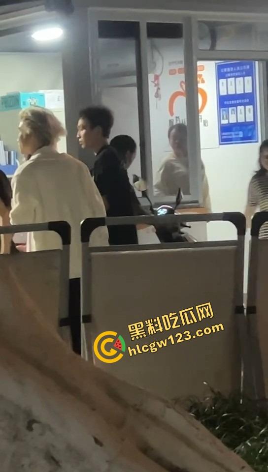 舔狗现世报,重庆小伙女友宿舍楼下偶遇女友出轨惨被当面打脸,感情不是你冲上去就能抢回来的!