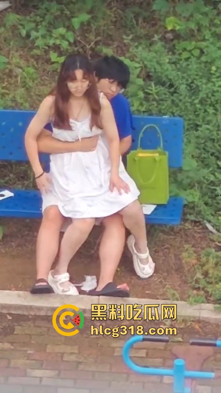 夏日午后,小日一下!反差眼镜妹小区长椅骑乘做爱,白裙诱惑激情开干,年轻人玩的真野啊!