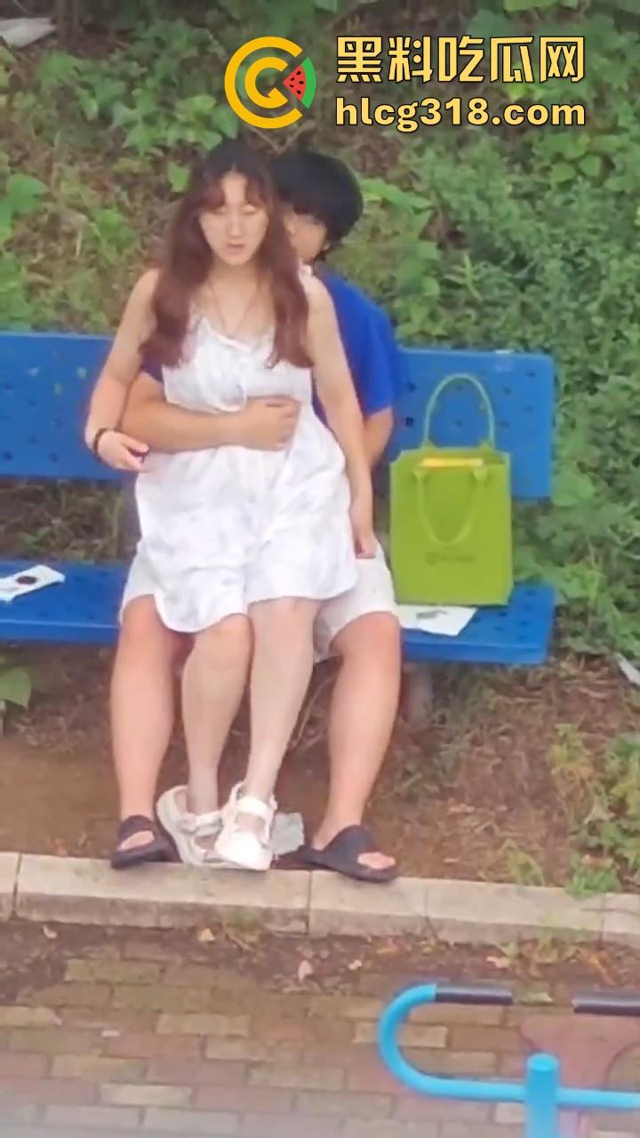 夏日午后,小日一下!反差眼镜妹小区长椅骑乘做爱,白裙诱惑激情开干,年轻人玩的真野啊!