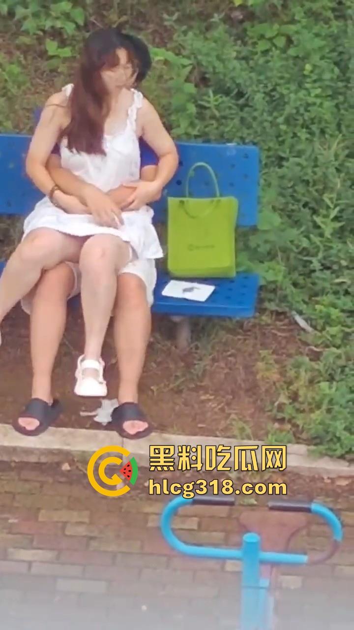 夏日午后,小日一下!反差眼镜妹小区长椅骑乘做爱,白裙诱惑激情开干,年轻人玩的真野啊!