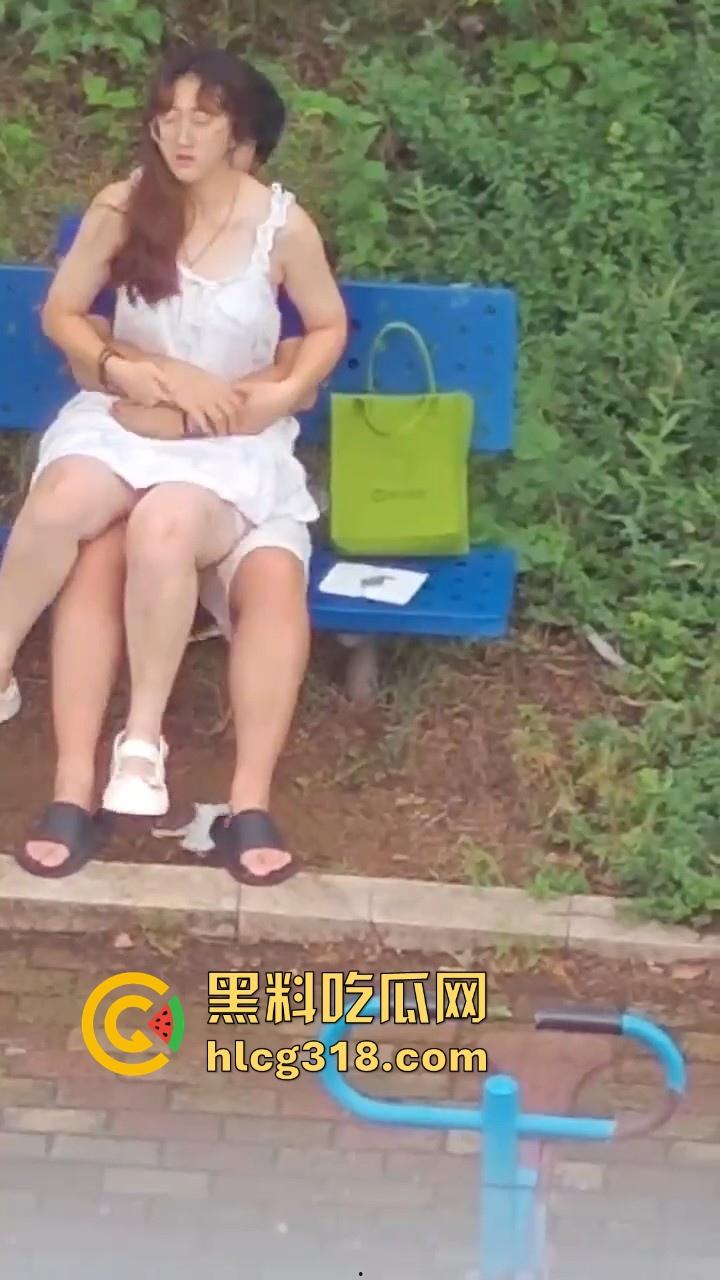 夏日午后,小日一下!反差眼镜妹小区长椅骑乘做爱,白裙诱惑激情开干,年轻人玩的真野啊!