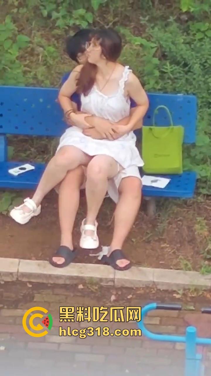夏日午后,小日一下!反差眼镜妹小区长椅骑乘做爱,白裙诱惑激情开干,年轻人玩的真野啊!