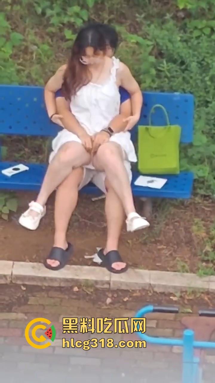 夏日午后,小日一下!反差眼镜妹小区长椅骑乘做爱,白裙诱惑激情开干,年轻人玩的真野啊!
