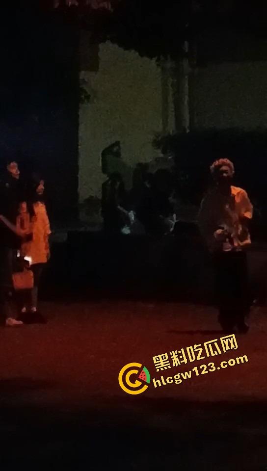 舔狗现世报,重庆小伙女友宿舍楼下偶遇女友出轨惨被当面打脸,感情不是你冲上去就能抢回来的!