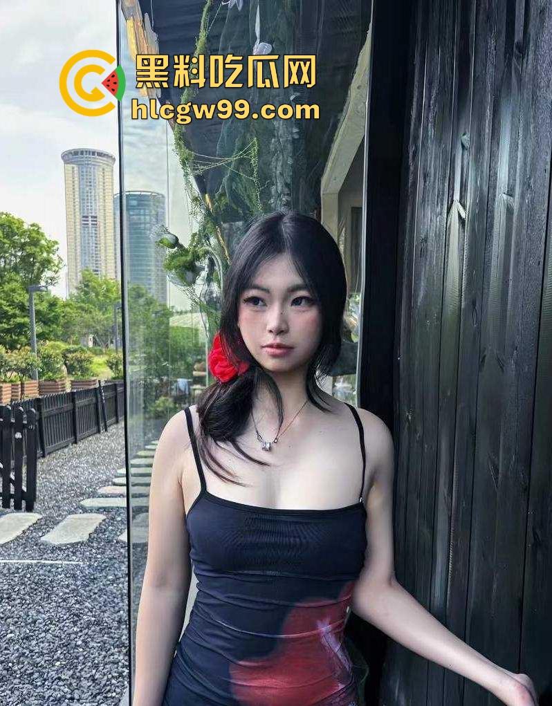 重庆极品19岁高三学生妹【吴培怡】在房间露出自慰视频流出, 看脚上的美甲和纹身贴可实锤,内容炸裂!