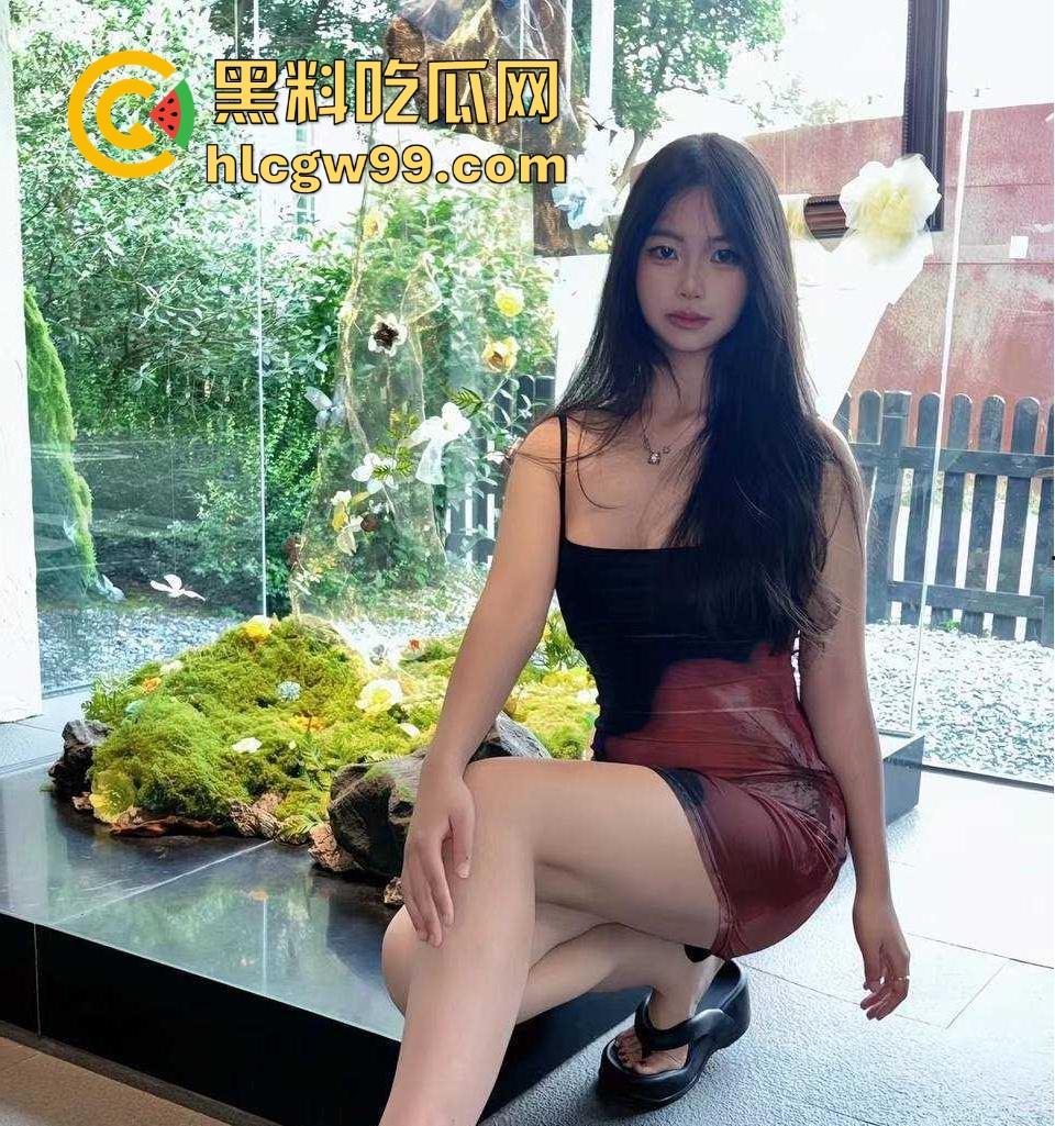 重庆极品19岁高三学生妹【吴培怡】在房间露出自慰视频流出, 看脚上的美甲和纹身贴可实锤,内容炸裂!