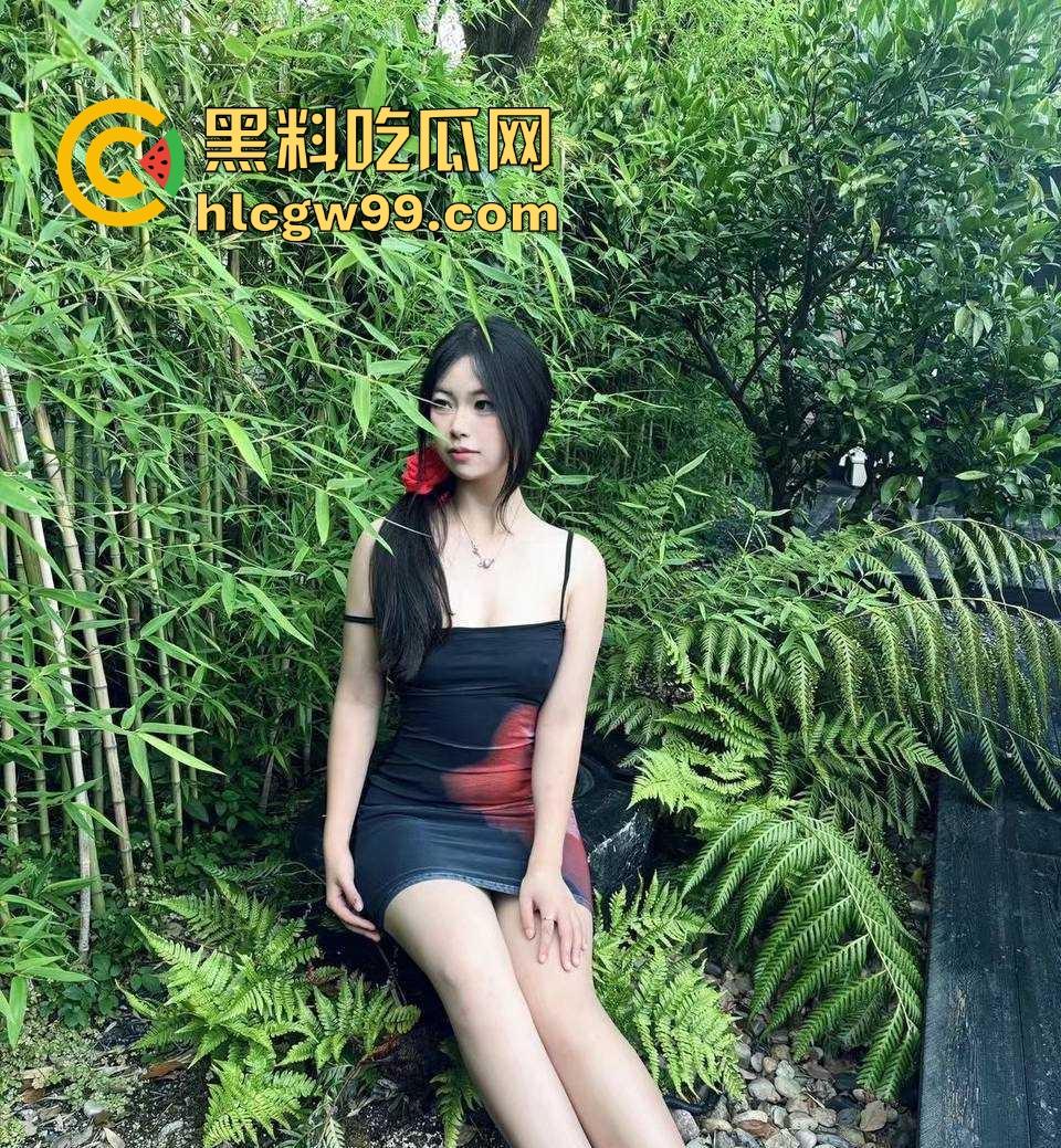 重庆极品19岁高三学生妹【吴培怡】在房间露出自慰视频流出, 看脚上的美甲和纹身贴可实锤,内容炸裂!