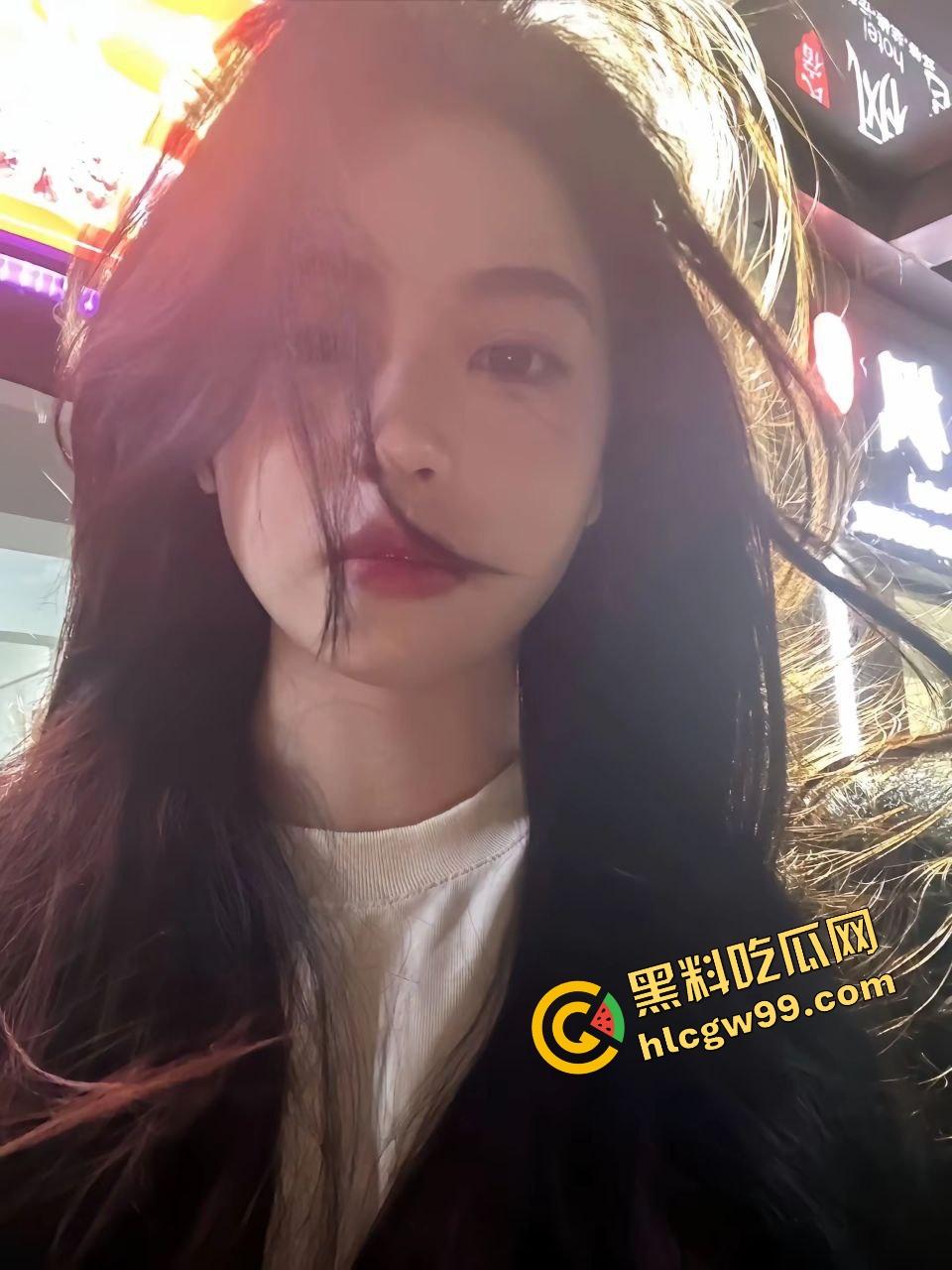 南宁甜美御姐模特骚逼【何艺瑶】辞去走秀小姐一职,化身情趣渔网骚鸡与大哥互拍A片!遭外泄独家流出!