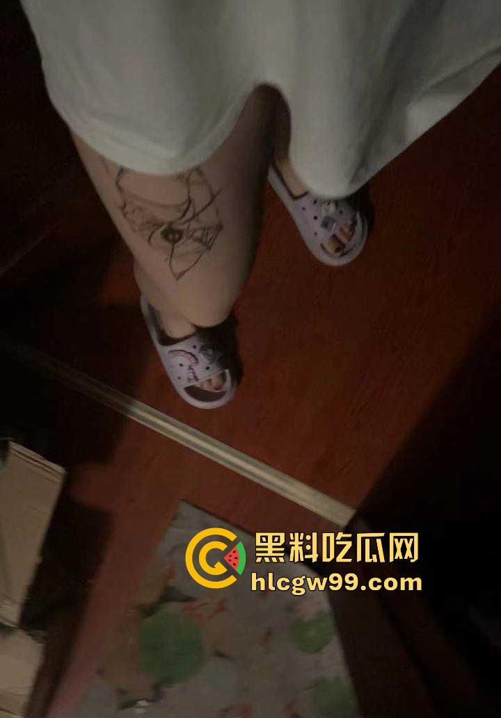 重庆极品19岁高三学生妹【吴培怡】在房间露出自慰视频流出, 看脚上的美甲和纹身贴可实锤,内容炸裂!