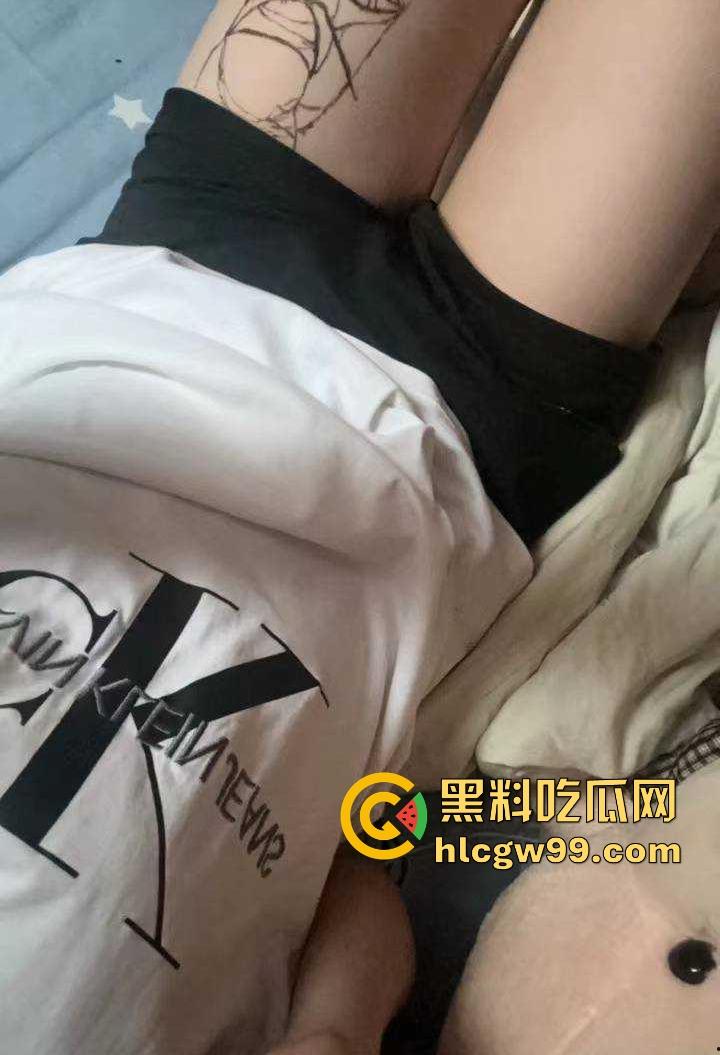 重庆极品19岁高三学生妹【吴培怡】在房间露出自慰视频流出, 看脚上的美甲和纹身贴可实锤,内容炸裂!