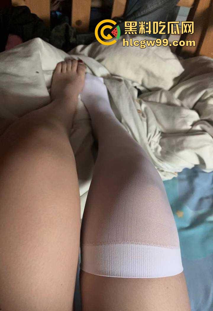 重庆极品19岁高三学生妹【吴培怡】在房间露出自慰视频流出, 看脚上的美甲和纹身贴可实锤,内容炸裂!