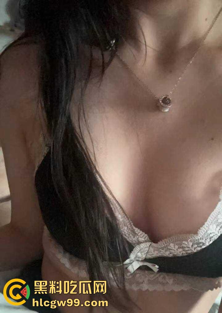 重庆极品19岁高三学生妹【吴培怡】在房间露出自慰视频流出, 看脚上的美甲和纹身贴可实锤,内容炸裂!