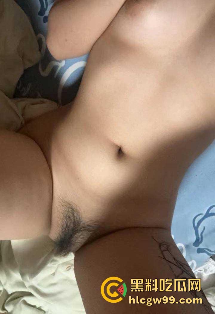 重庆极品19岁高三学生妹【吴培怡】在房间露出自慰视频流出, 看脚上的美甲和纹身贴可实锤,内容炸裂!