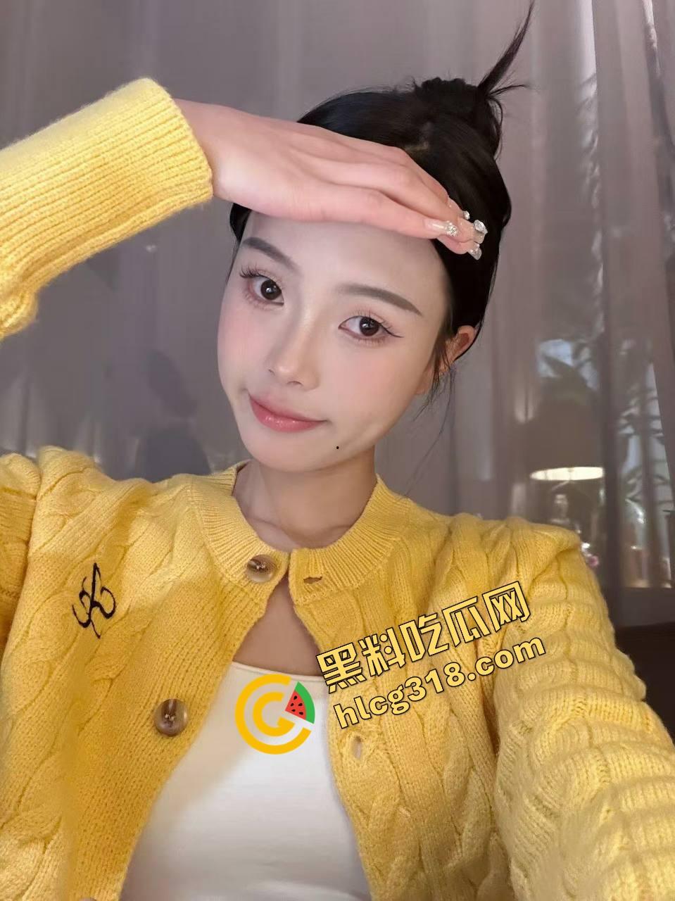 郑州街头惊现全裸妹子游街，任务完成得太彻底，帽子叔叔追着递毛巾，妹子边跑边喊我是主人的狗！