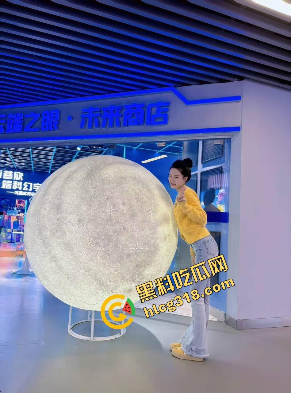 郑州街头惊现全裸妹子游街,任务完成得太彻底,帽子叔叔追着递毛巾,妹子边跑边喊我是主人的狗!