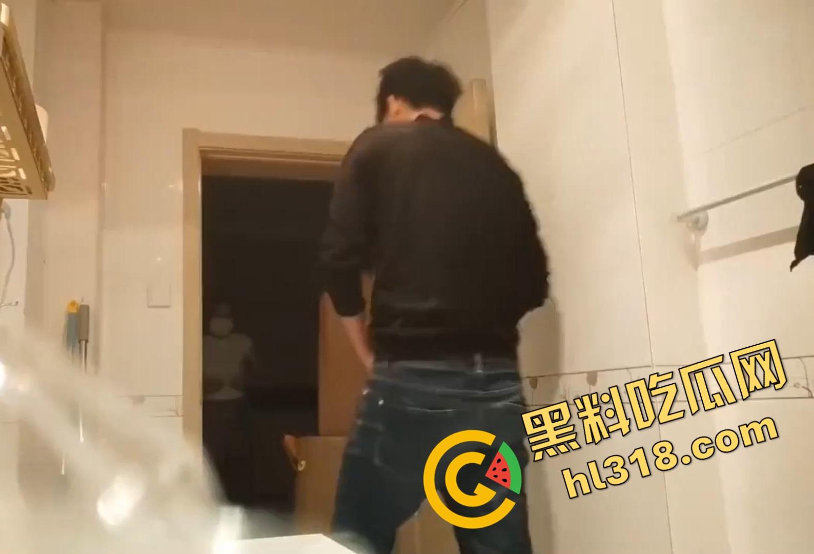 熟女和小伙偷情,时间紧迫厕所约炮一分钟就缴械,阿姨信任你你还敢偷拍,老公都要回来了还敢硬上!