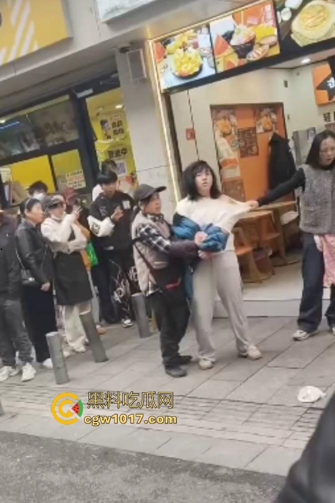 株洲芦淞区蜀香锅盔店,20岁无业骚妹吃完两份拒付钱,脱外套跑路被店主扯衣露膀子,这是霸王餐专业户还是真困难?