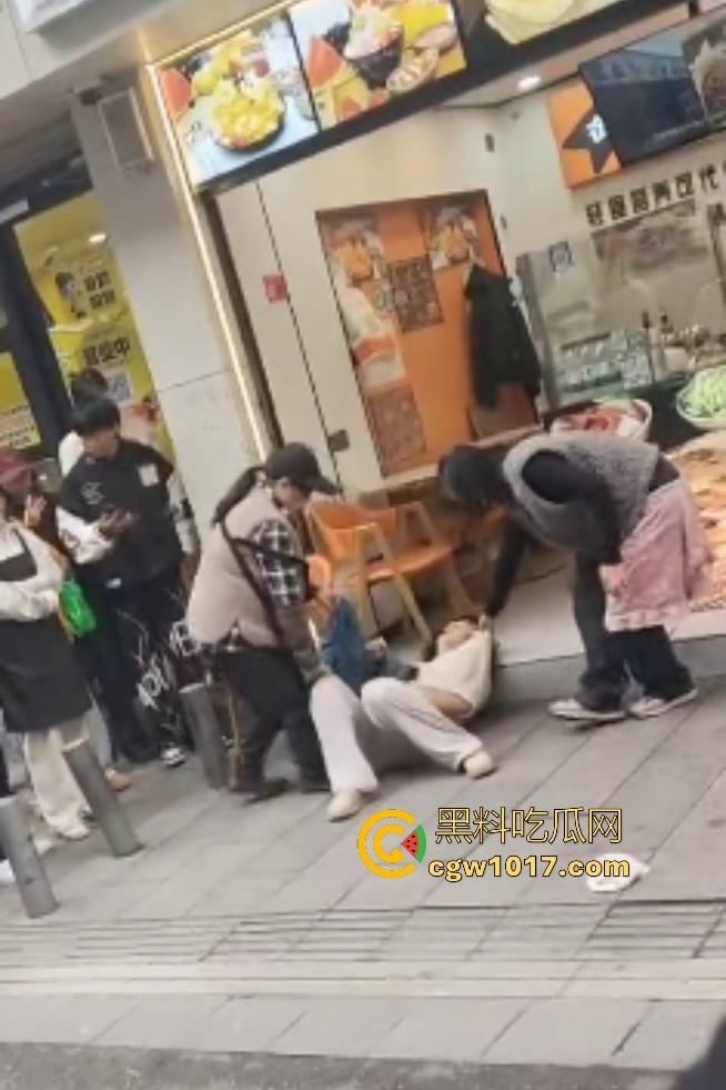 株洲芦淞区蜀香锅盔店,20岁无业骚妹吃完两份拒付钱,脱外套跑路被店主扯衣露膀子,这是霸王餐专业户还是真困难?