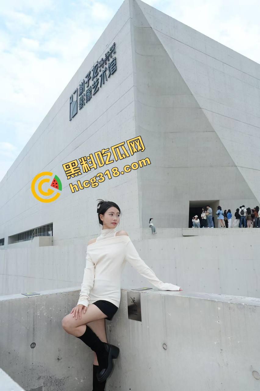 郑州街头惊现全裸妹子游街,任务完成得太彻底,帽子叔叔追着递毛巾,妹子边跑边喊我是主人的狗!