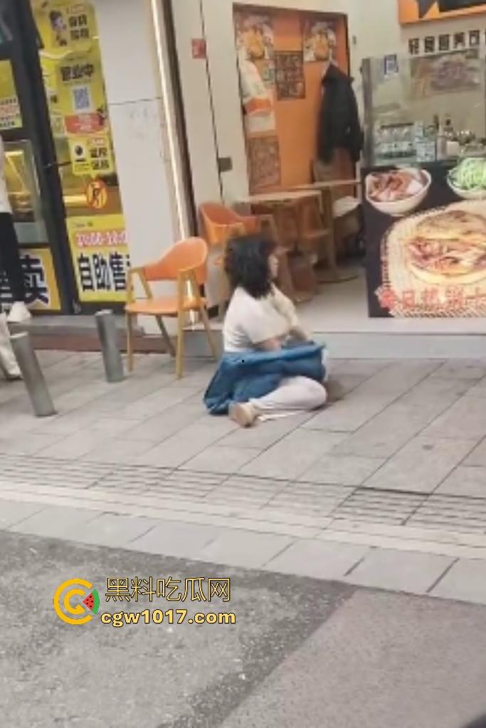 株洲芦淞区蜀香锅盔店,20岁无业骚妹吃完两份拒付钱,脱外套跑路被店主扯衣露膀子,这是霸王餐专业户还是真困难?