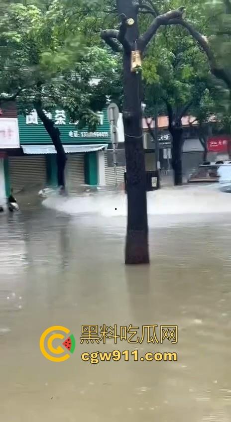 台风作恶,人祸更甚! 暴雨成灾仰望U8车主在积水中行驶来回,水浪把多家店铺玻璃被拍碎,人渣!