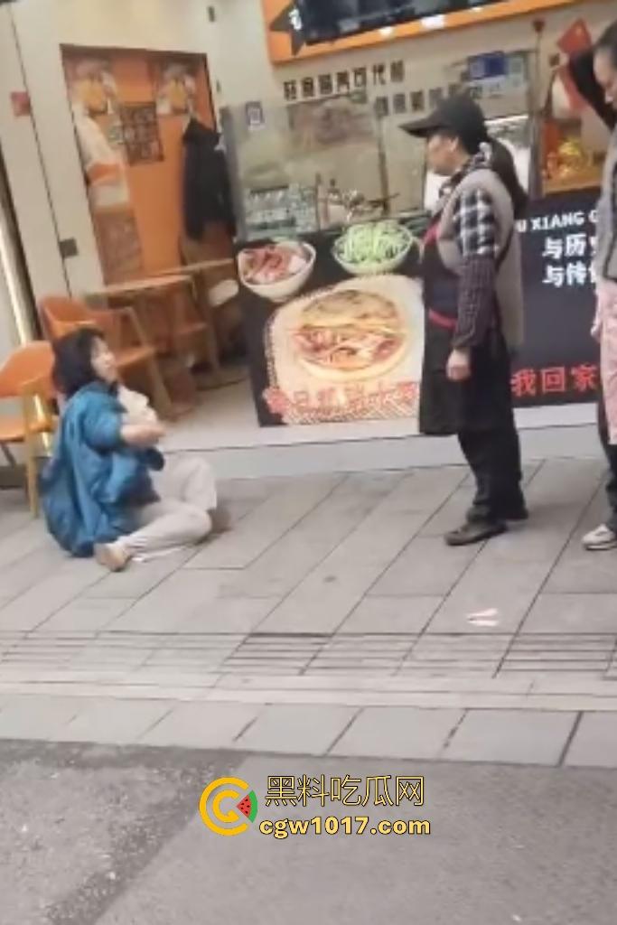 株洲芦淞区蜀香锅盔店,20岁无业骚妹吃完两份拒付钱,脱外套跑路被店主扯衣露膀子,这是霸王餐专业户还是真困难?