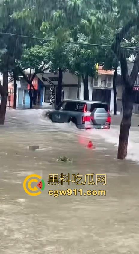 台风作恶,人祸更甚! 暴雨成灾仰望U8车主在积水中行驶来回,水浪把多家店铺玻璃被拍碎,人渣!