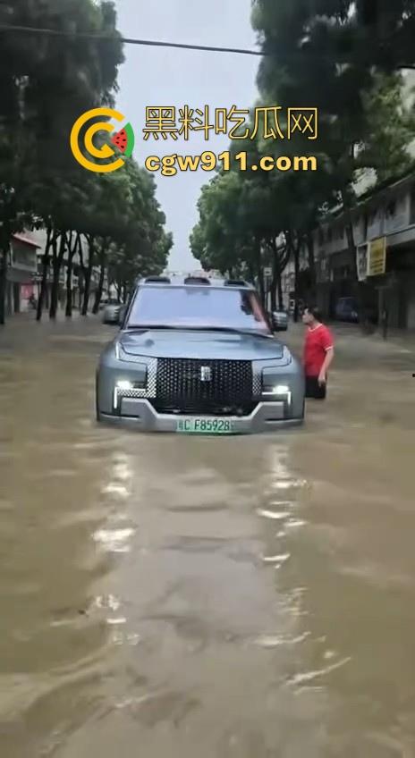 台风作恶,人祸更甚! 暴雨成灾仰望U8车主在积水中行驶来回,水浪把多家店铺玻璃被拍碎,人渣!