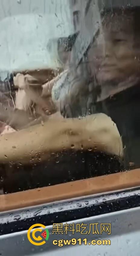 台风作恶,人祸更甚! 暴雨成灾仰望U8车主在积水中行驶来回,水浪把多家店铺玻璃被拍碎,人渣!