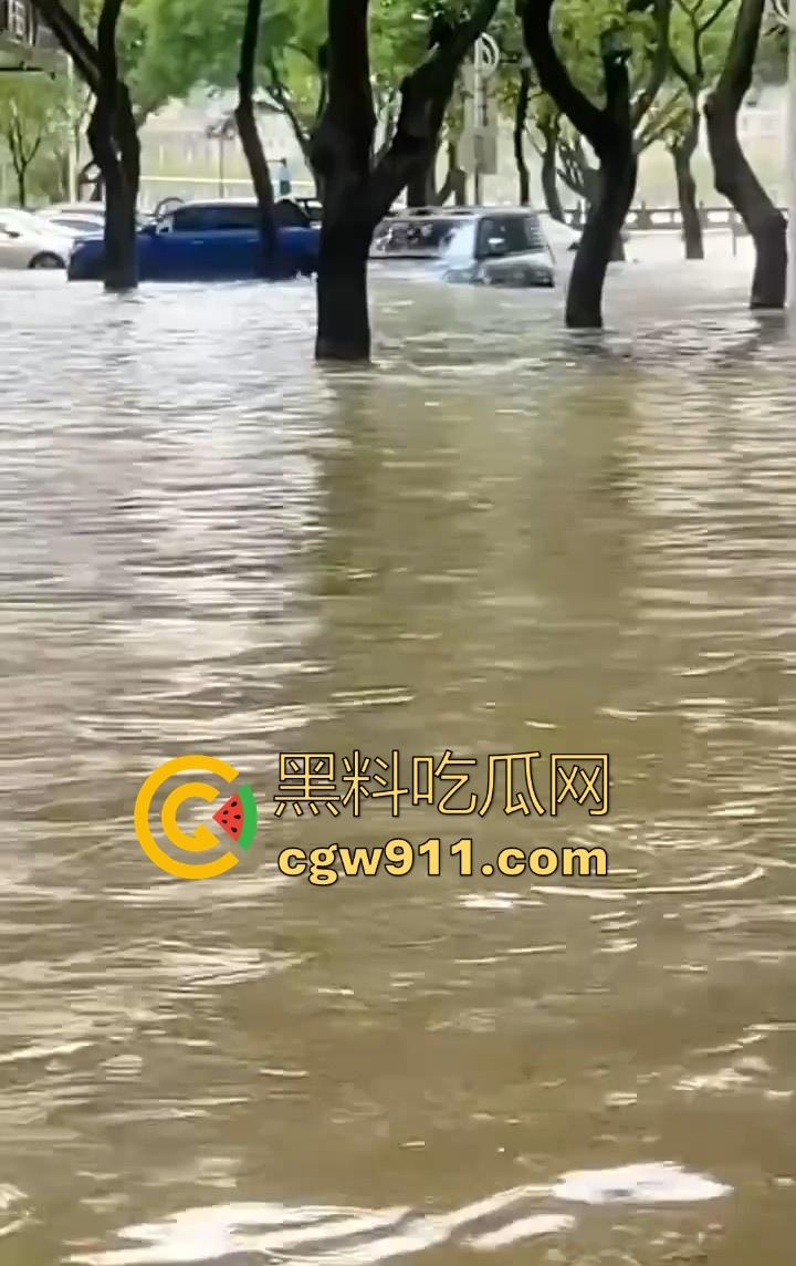 台风作恶,人祸更甚! 暴雨成灾仰望U8车主在积水中行驶来回,水浪把多家店铺玻璃被拍碎,人渣!